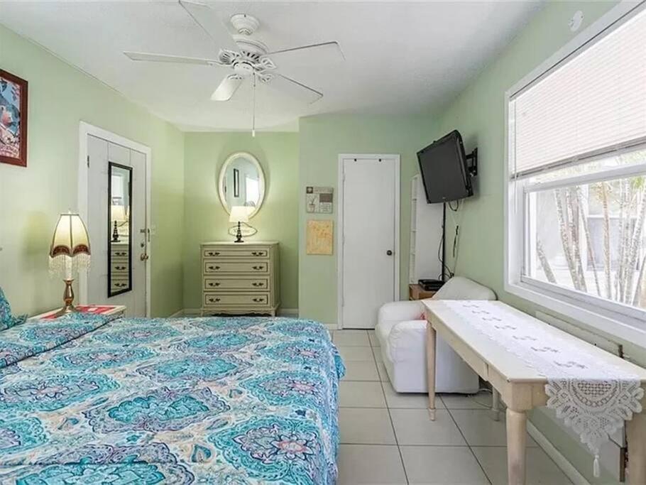 Charming Studio Unit Across From Lido Key Beach Sarasota Buitenkant foto